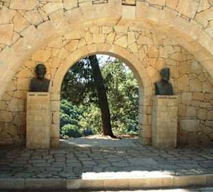 Torbogen beim Gebainhaus