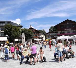 Platz vor den Bootsablegern