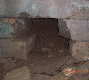 Im Gewölbekeller. Raubgräber?