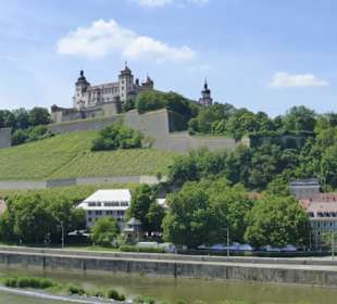 Blick von der Dachterrasse zur Festung Marienberg
