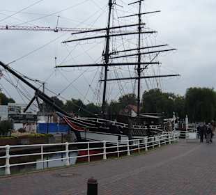 Schiff vor dem Rathaus