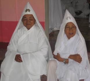 Zwei hochrangige Priesterinnen