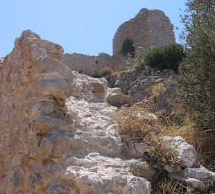 Blick von unten an der Ruine hinauf.