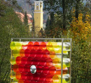 Farbiges Glasgebilde mit Kirchturm