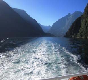 Auf schnellem Katamaran ein Blick zurück