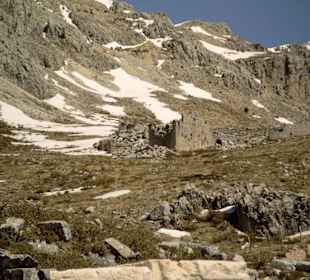 Ausgrabungsstätte in den Bergen