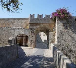 Nach der Brücke kommt das nächste Tor