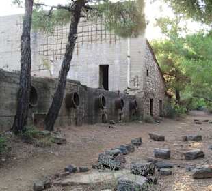 Ruiny fabryki przy plaży metalia