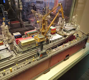 Modernes Schiff im Dock