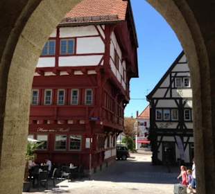 Außenansicht durch Kirchenbogen