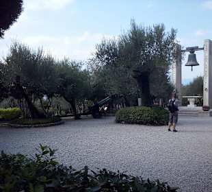 Campana ai caduti dietro l'hotel