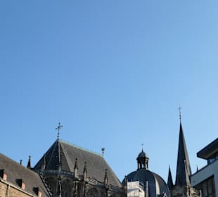 Der dreibogige römische Portikus auf dem Hof