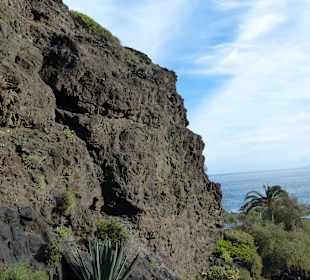 Felsen bis runter zum Meer