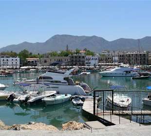 Boote und Yachten mit Blick aufs Gebirge