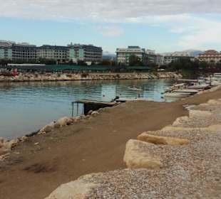 Blick aufs Hotel vom Hafen