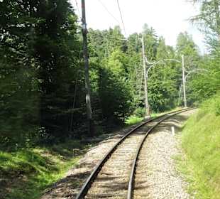 Fortsetzung der Seilbahnfahrt auf Schienen