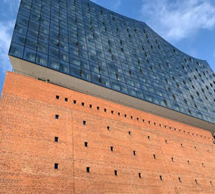Elbphilarmonie vor dem Gebäude