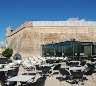 Restauration vor dem Gebäude
