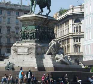 Památník před Dómem