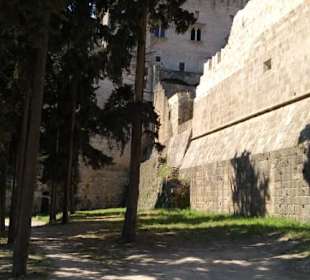 Im Festungsgraben zwischen den Mauern