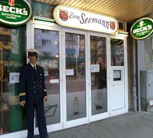 Mit der Kult-Figur "Hein Mück" vor dem Eingang