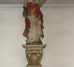 Statuen an den Wänden des Kirchenschiffes