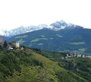 Schloss und Dorf Tirol vor dem Ifinger