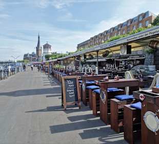 Spaziergang über die Rheinuferpromenade Düsseldorf