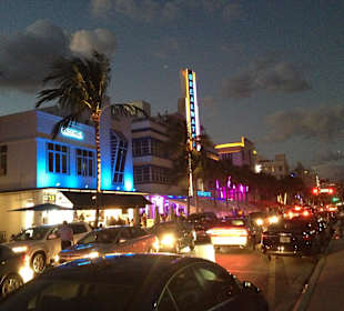 Abendlicher Ocean Drive mit Art Deco Häusern