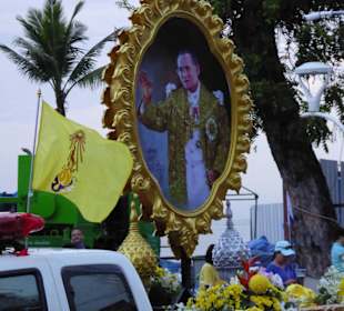 Und immer Porträt seiner Hoheit bei der Parade