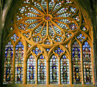 Die Kathedrale ist bekannt für ihre Bleiglasfenste