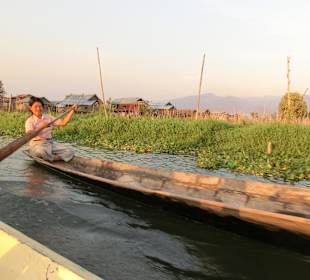 Eine Frau fährt zu ihren schwimmenden Gärten