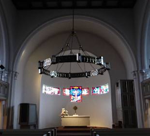 In der St. Nicolai Kirche; kühl und nüchtern