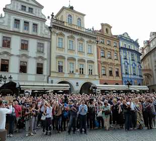 Menschenmassen vor der Astronomischen Uhr
