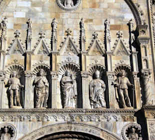 Figurengruppe an der Hauptfassade