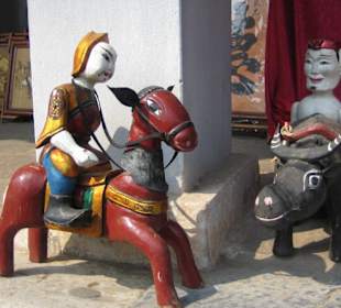 Figuren, die zum Kauf angeboten wurden.