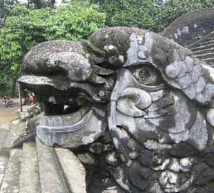 Ein Drachenkopf am Geländer der Stufen.