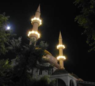 Moschee bei Nacht in Avstallar