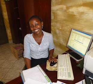 Effi, spricht perfekt deutsch, berät euch fair