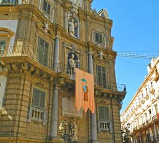 Beflaggt mit dem Banner des Papstes