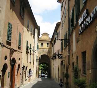 Das Tor im Hintergrund führt aus der Altstadt