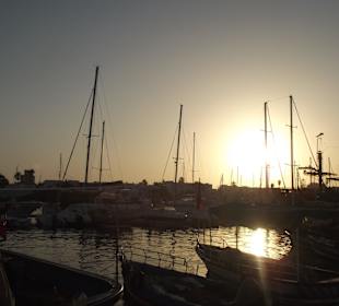 Hafen bei Sonnenuntergang