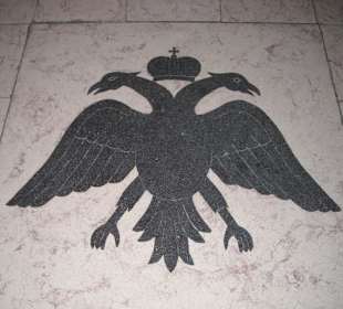 Adler im Marmorboden