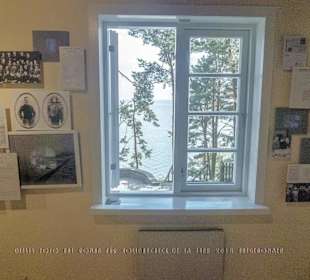 Blick aus einem der Fenster auf das Meer