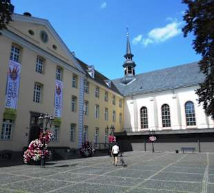 Rathaus und Kirche in Brüggen neben der Burg