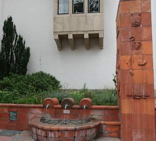 Brunnen mit 63°C heißem Thermalwasser