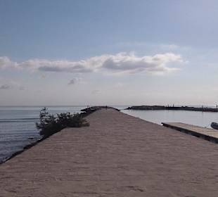 Der Felssteg am Strand in der Nähe des Hotels
