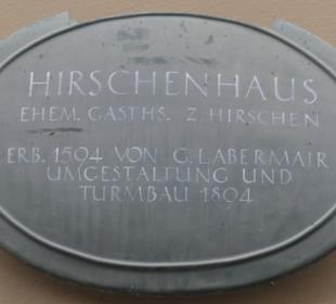 Schild am Hirschenhaus (am Marktplatz)
