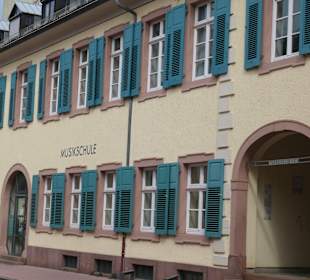 Rastatt: das ockerfarbene Gebäude der Musikschule