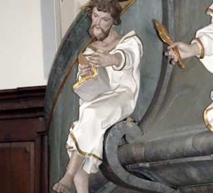 Figuren an der Kanzel